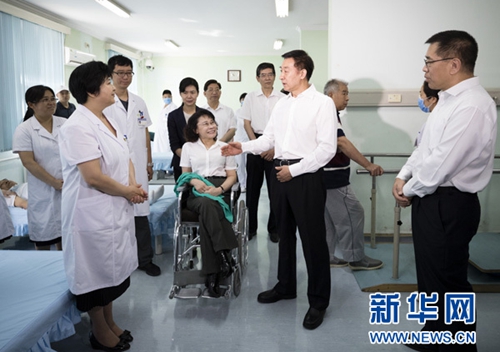 图为国务委员、国务院残工委主任王勇到北京市考察残疾预防工作 图为国务委员、国务院残工委主任王勇到北京市考察残疾预防工作
